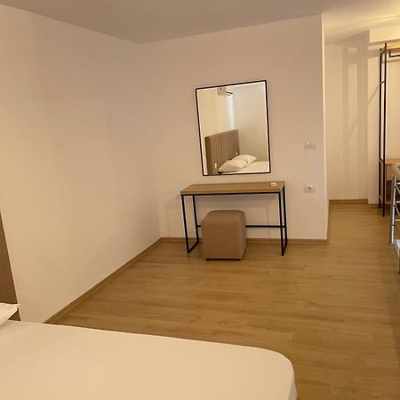 Sunrose Residences Sarande Bagian luar foto