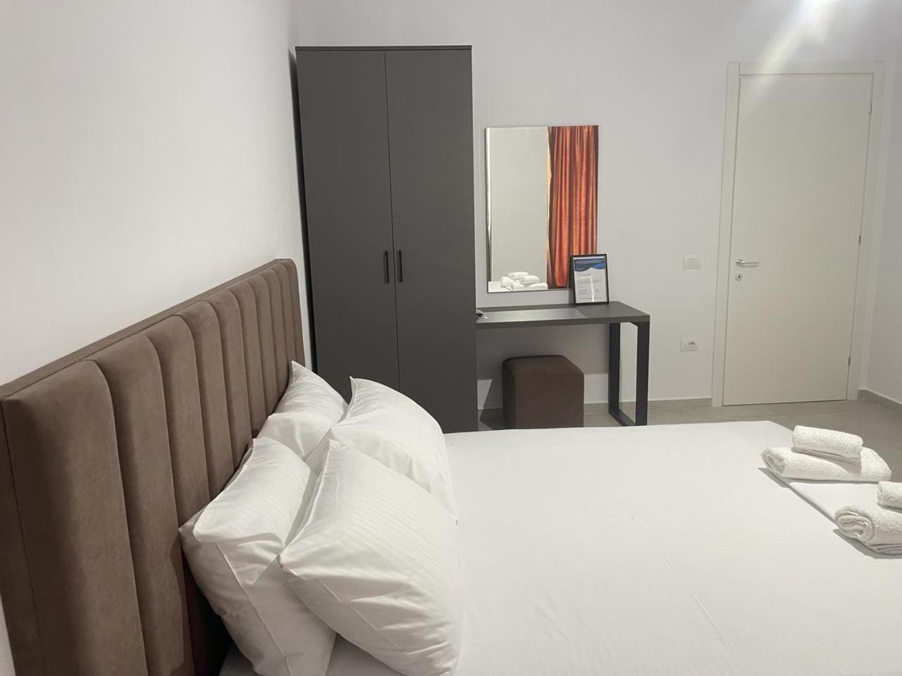Sunrose Residences Sarande Bagian luar foto