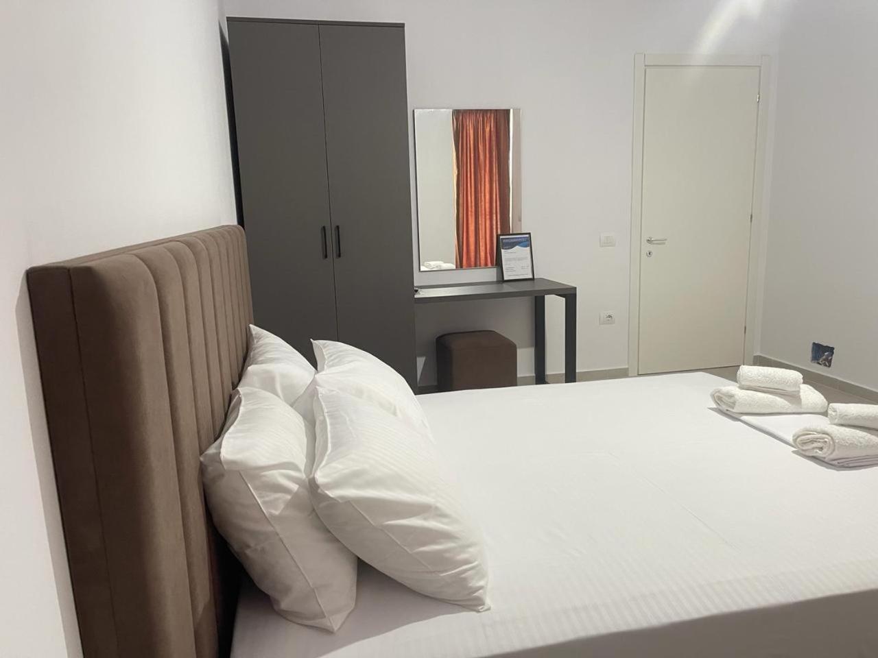 Sunrose Residences Sarande Bagian luar foto